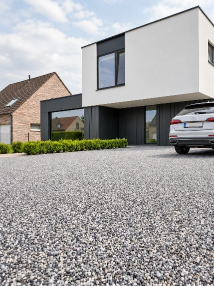 Allée en revêtement perméable devant une maison