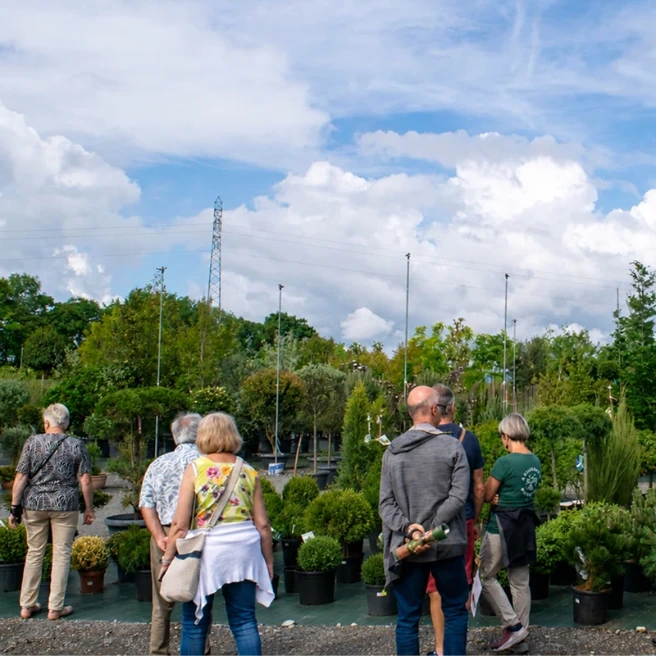 Visiteurs découvrant les végétaux de Design Park