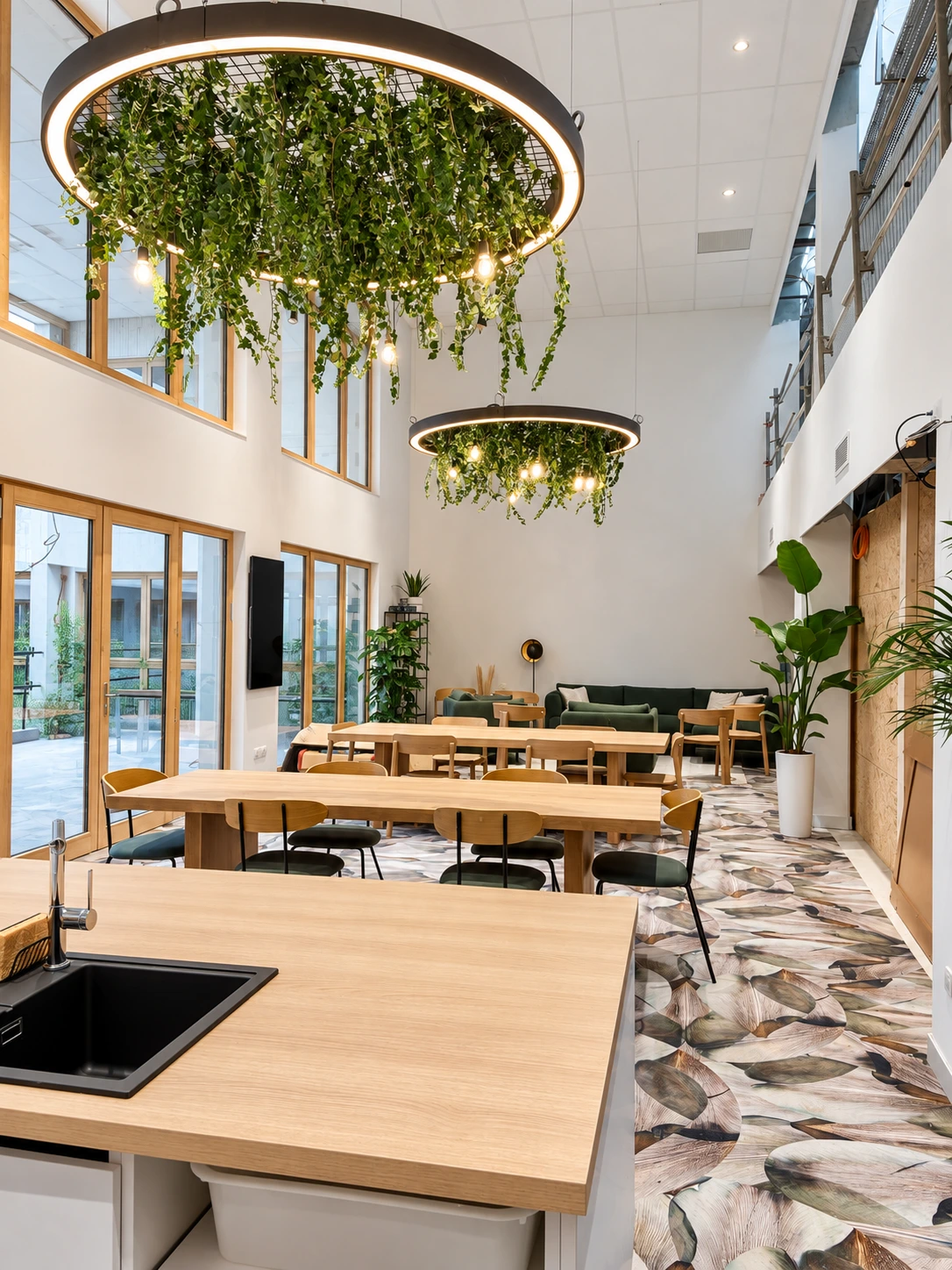 Locaux témoins du PIC avec mobilier et suspension végétale