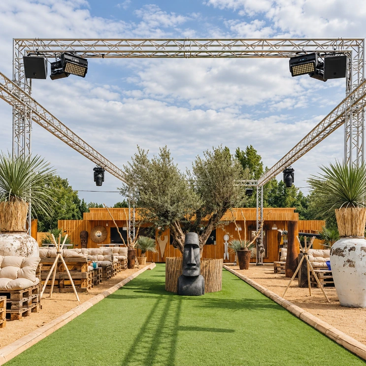 Terrasse éphémère de l’Indian’s avec palmiers et gazon synthétique