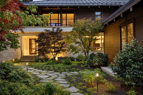 Jardin japonais avec pas de pierre et érables