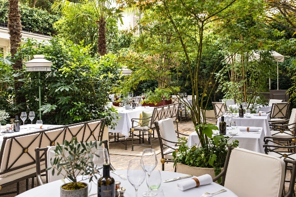 Terrasse de restaurant entourée de végétaux
